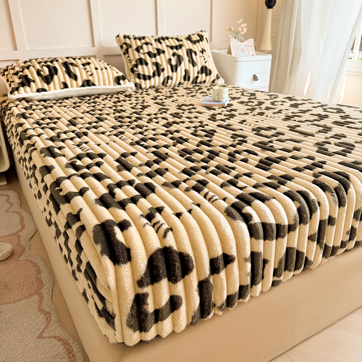 91家纺网 家纺一手货源 找家纺 眠势力 2025新款兔兔绒抽条印花床笠单件冬季兔绒加绒保暖保护套全包防尘床垫罩 豹纹KT【兔兔绒抽条床笠】