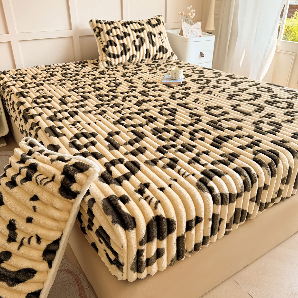 91家纺网 家纺一手货源 找家纺 眠势力 2025新款兔兔绒抽条印花床笠单件冬季兔绒加绒保暖保护套全包防尘床垫罩 豹纹KT【兔兔绒抽条床笠】