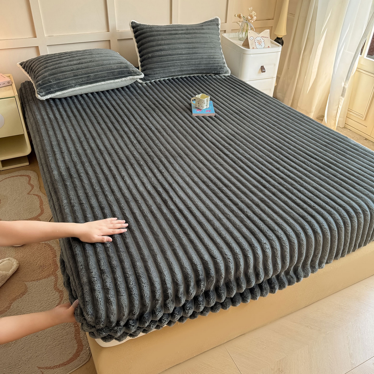 91家纺网 家纺一手货源 找家纺 眠势力 2025新款兔兔绒抽条印花床笠单件冬季兔绒加绒保暖保护套全包防尘床垫罩 高级灰【兔兔绒抽条床笠】
