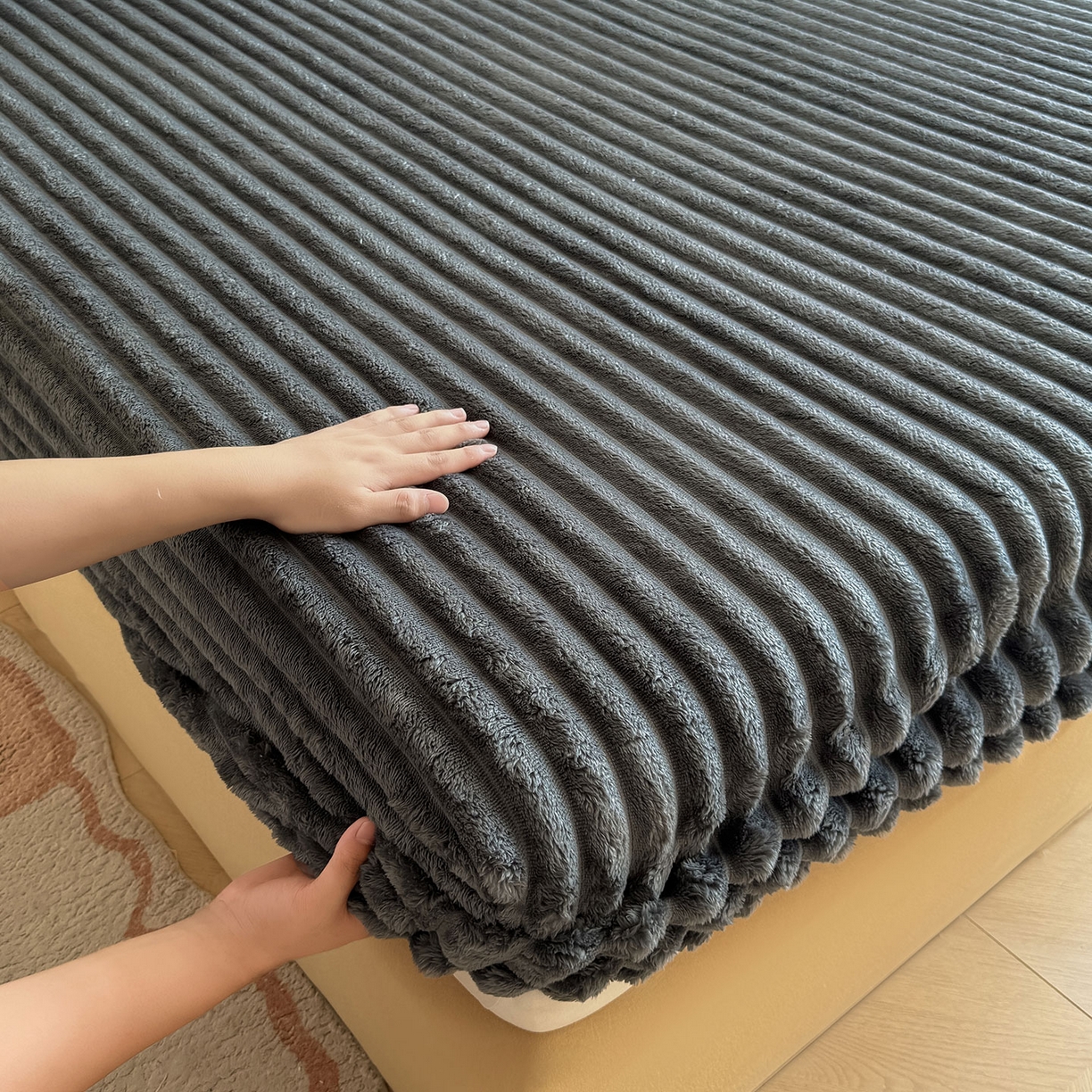 91家纺网 家纺一手货源 找家纺 眠势力 2025新款兔兔绒抽条印花床笠单件冬季兔绒加绒保暖保护套全包防尘床垫罩 高级灰【兔兔绒抽条床笠】
