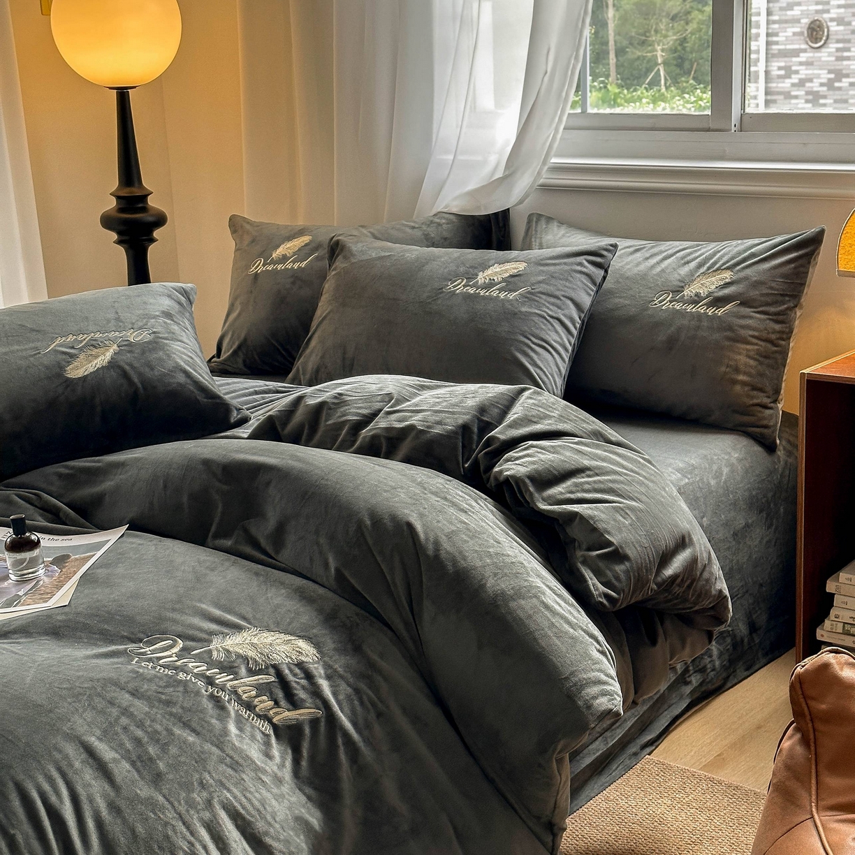 91家纺网 家纺一手货源 找家纺 爱彼家纺 2025新款牛奶绒刺绣四件套--羽毛系列-风格一 羽毛-深灰