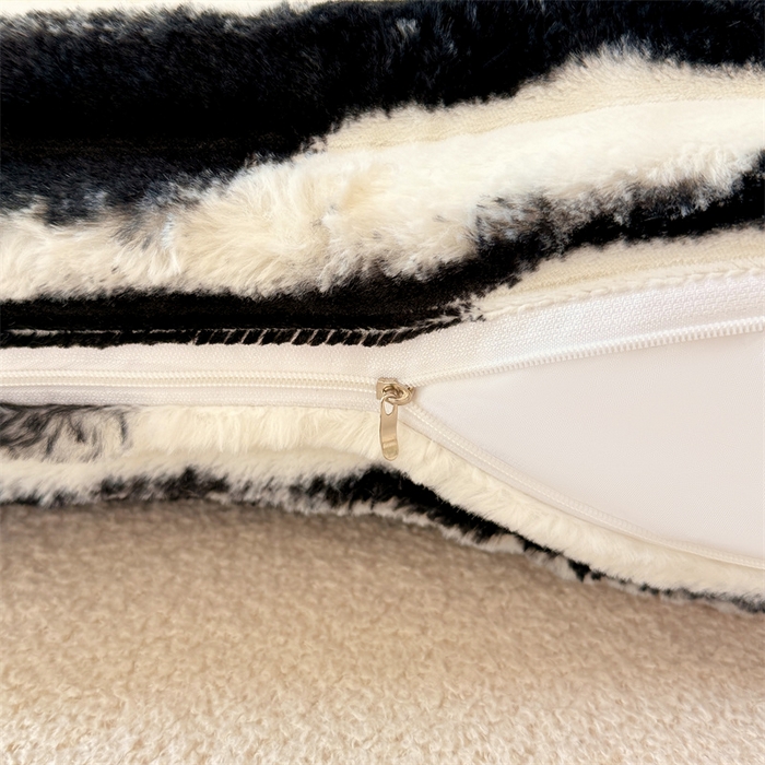 91家纺网 家纺一手货源 找家纺 圣比熊 2025新款兔毛绒抱枕套法兰绒枕套宿舍枕芯套法莱绒30x50枕头套-抽条 兔毛绒抽条-梦幻墨白