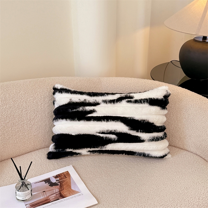 91家纺网 家纺一手货源 找家纺 圣比熊 2025新款兔毛绒抱枕套法兰绒枕套宿舍枕芯套法莱绒30x50枕头套-抽条 兔毛绒抽条-梦幻墨白