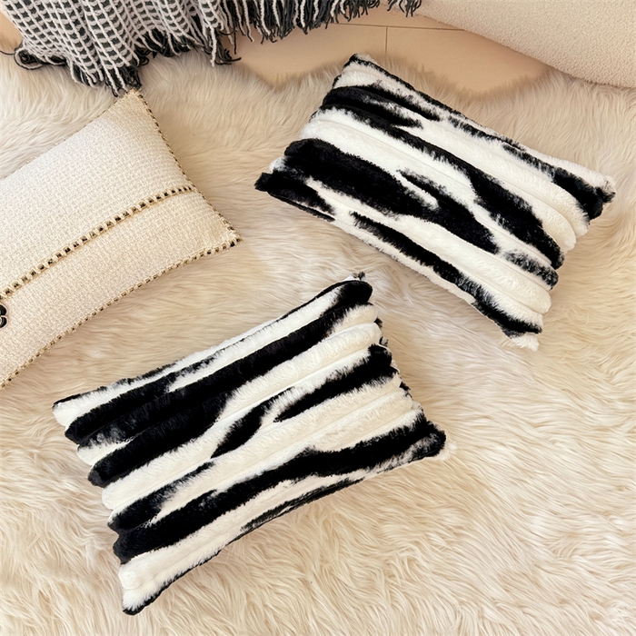 91家纺网 家纺一手货源 找家纺 圣比熊 2025新款兔毛绒抱枕套法兰绒枕套宿舍枕芯套法莱绒30x50枕头套-抽条 兔毛绒抽条-梦幻墨白