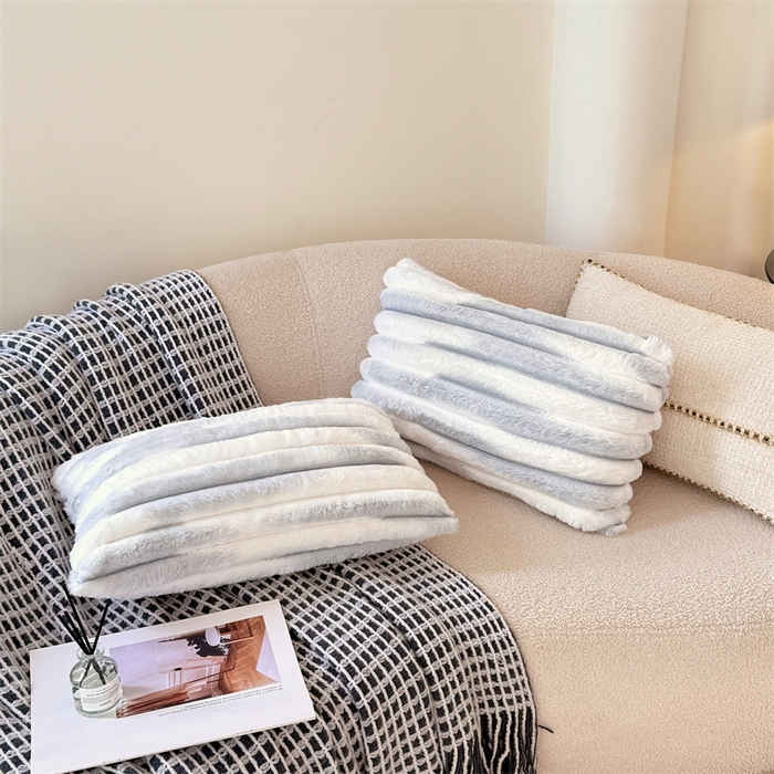 91家纺网 家纺一手货源 找家纺 圣比熊 2025新款兔毛绒抱枕套法兰绒枕套宿舍枕芯套法莱绒30x50枕头套-抽条 兔毛绒抽条-梦幻浅灰