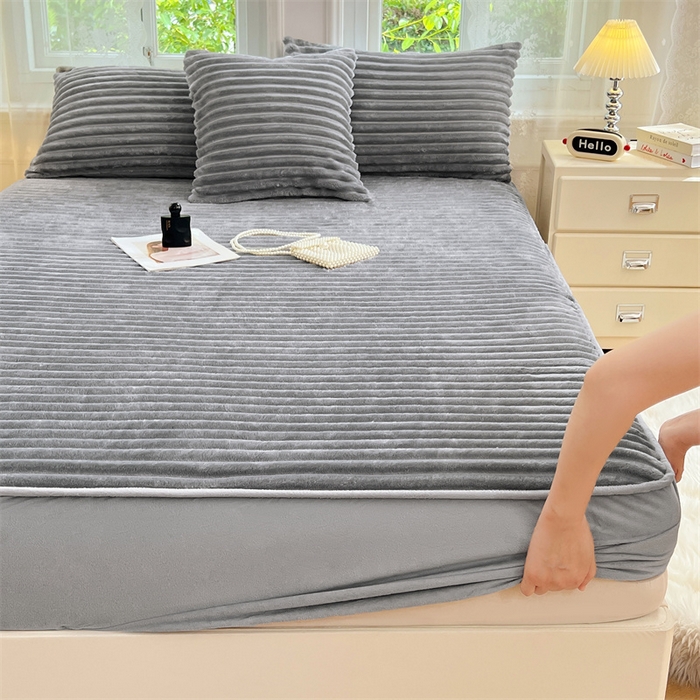 91家纺网 家纺一手货源 找家纺 梦舒羽 2025新款法莱绒床笠法兰绒床垫保护套牛奶绒兔毛绒席梦思床垫套-抽条 法莱绒抽条-烟雨灰