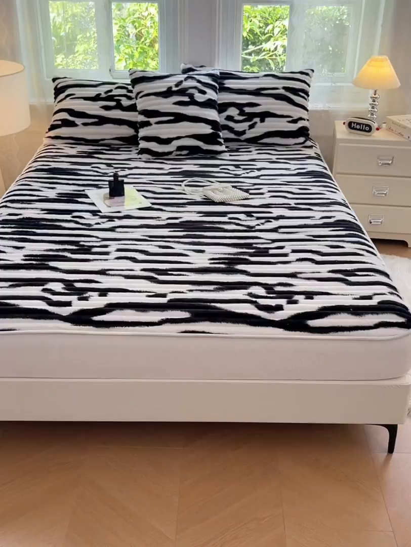 91家纺网 家纺一手货源 找家纺 梦舒羽 2025新款法莱绒床笠法兰绒床垫保护套牛奶绒兔毛绒席梦思床垫套-抽条 法莱绒抽条-梦幻墨白