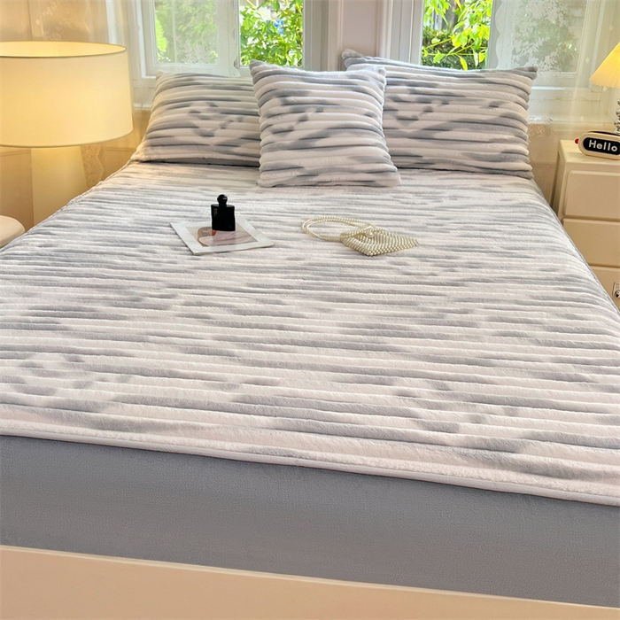 91家纺网 家纺一手货源 找家纺 梦舒羽 2025新款法莱绒床笠法兰绒床垫保护套牛奶绒兔毛绒席梦思床垫套-抽条 法莱绒抽条-梦幻浅灰