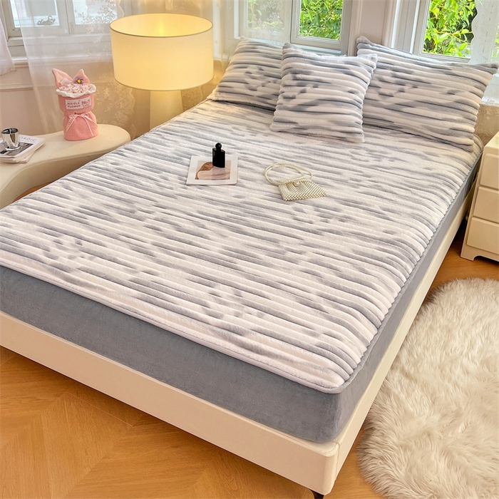 91家纺网 家纺一手货源 找家纺 梦舒羽 2025新款法莱绒床笠法兰绒床垫保护套牛奶绒兔毛绒席梦思床垫套-抽条 法莱绒抽条-梦幻浅灰