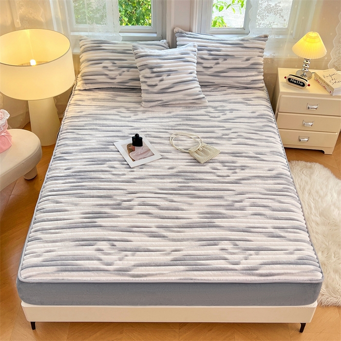 91家纺网 家纺一手货源 找家纺 梦舒羽 2025新款法莱绒床笠法兰绒床垫保护套牛奶绒兔毛绒席梦思床垫套-抽条 法莱绒抽条-梦幻浅灰