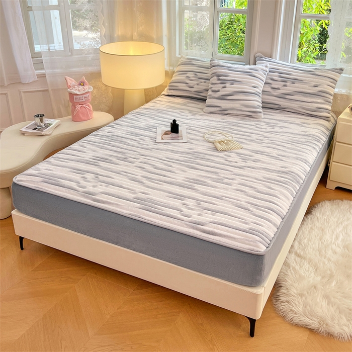 91家纺网 家纺一手货源 找家纺 梦舒羽 2025新款法莱绒床笠法兰绒床垫保护套牛奶绒兔毛绒席梦思床垫套-抽条 法莱绒抽条-梦幻浅灰