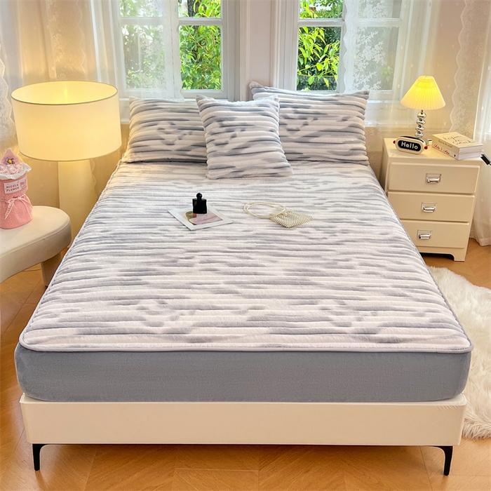 91家纺网 家纺一手货源 找家纺 梦舒羽 2025新款法莱绒床笠法兰绒床垫保护套牛奶绒兔毛绒席梦思床垫套-抽条 法莱绒抽条-梦幻浅灰