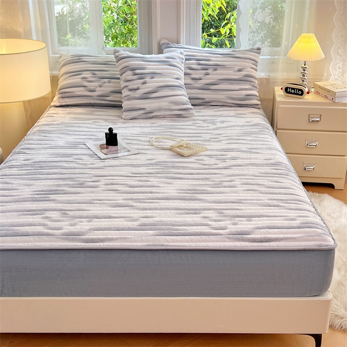 91家纺网 家纺一手货源 找家纺 梦舒羽 2025新款法莱绒床笠法兰绒床垫保护套牛奶绒兔毛绒席梦思床垫套-抽条 法莱绒抽条-梦幻浅灰