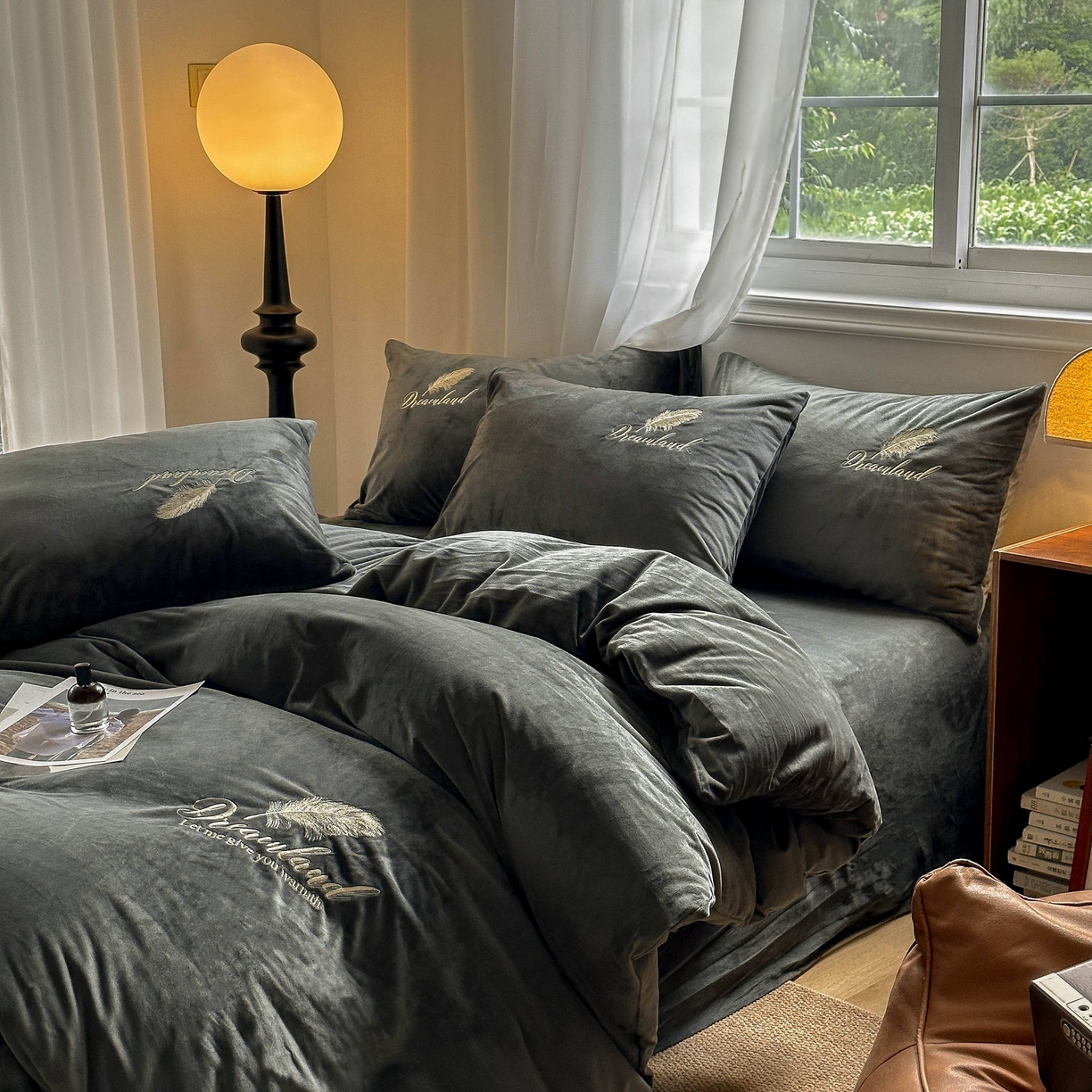 91家纺网 家纺一手货源 找家纺 爱彼家纺 2025新款牛奶绒刺绣四件套--羽毛系列-风格一 羽毛-深灰