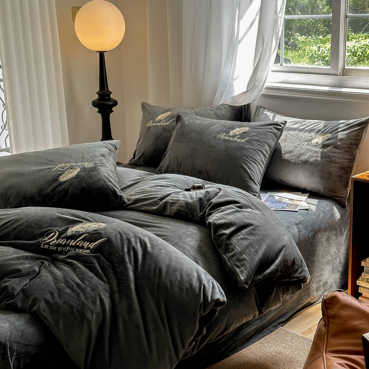 91家纺网 家纺一手货源 找家纺 爱彼家纺 2025新款牛奶绒刺绣四件套--羽毛系列-风格一 羽毛-深灰