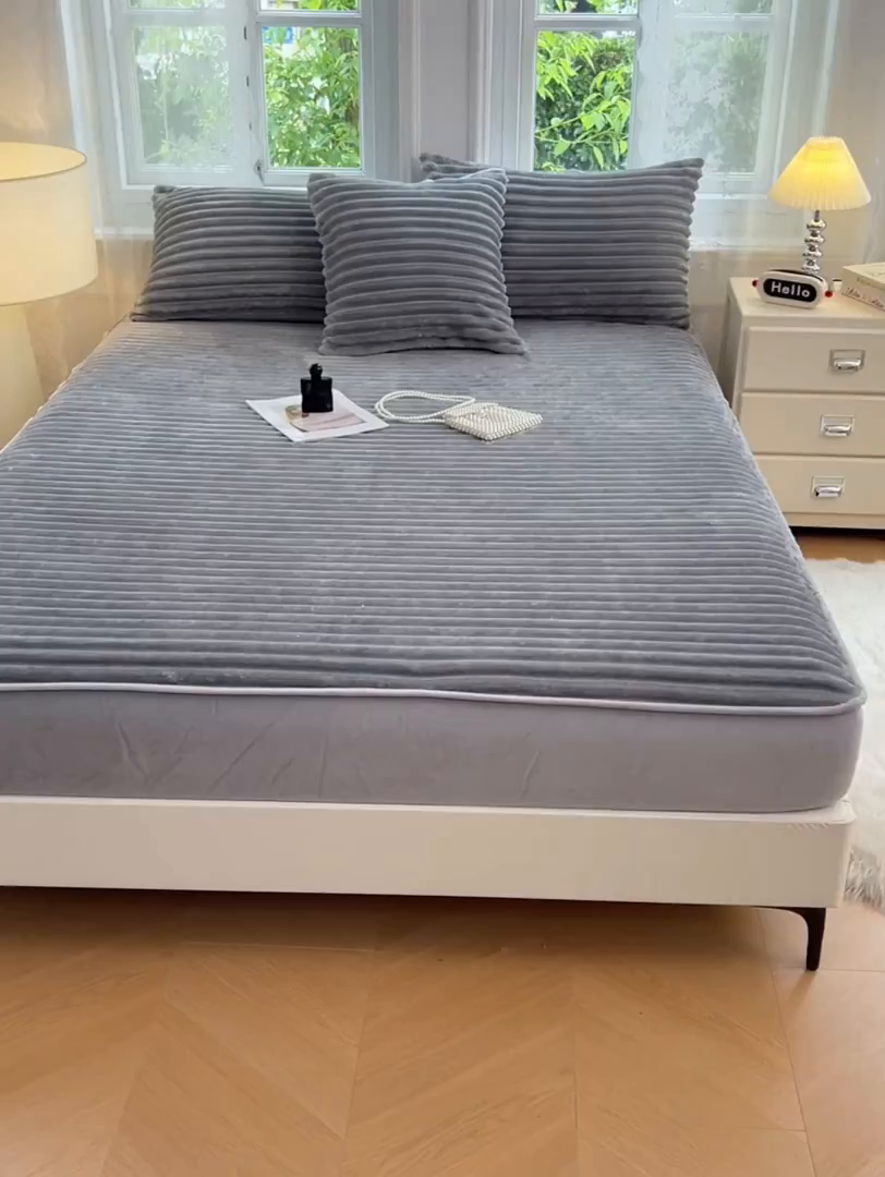 91家纺网 家纺一手货源 找家纺 梦舒羽 2025新款法莱绒床笠法兰绒床垫保护套牛奶绒兔毛绒席梦思床垫套-抽条 法莱绒抽条-烟雨灰