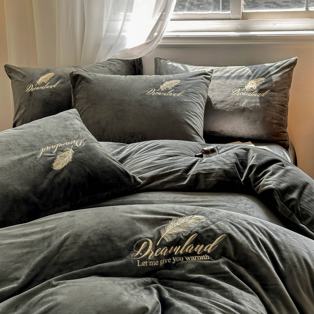 91家纺网 家纺一手货源 找家纺 爱彼家纺 2025新款牛奶绒刺绣四件套--羽毛系列-风格一 羽毛-深灰