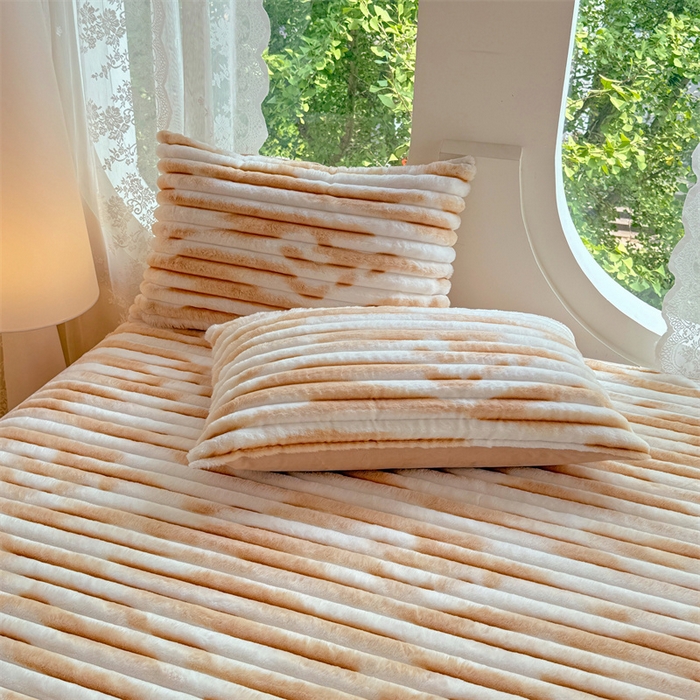 91家纺网 家纺一手货源 找家纺 圣比熊 2025新款兔毛绒床裙法兰绒床垫保护罩牛奶绒床垫法莱绒床单罩-抽条 兔毛绒抽条-梦幻奶咖