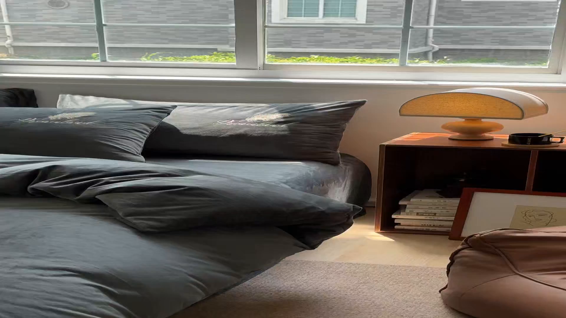 91家纺网 家纺一手货源 找家纺 爱彼家纺 2025新款牛奶绒刺绣四件套--羽毛系列-风格一 羽毛-深灰