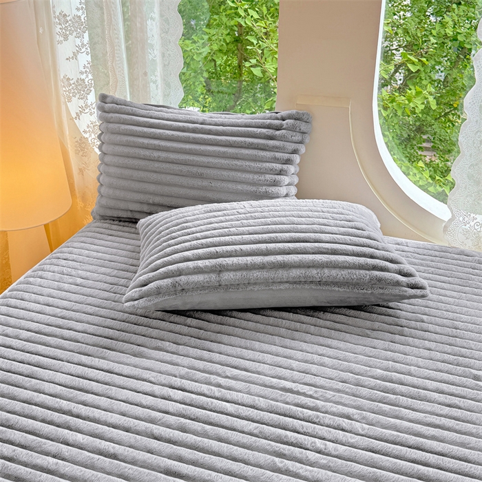 91家纺网 家纺一手货源 找家纺 圣比熊 2025新款兔毛绒床裙法兰绒床垫保护罩牛奶绒床垫法莱绒床单罩-抽条 兔毛绒抽条-烟雨灰