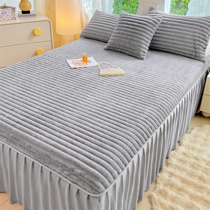 91家纺网 家纺一手货源 找家纺 圣比熊 2025新款兔毛绒床裙法兰绒床垫保护罩牛奶绒床垫法莱绒床单罩-抽条 兔毛绒抽条-烟雨灰