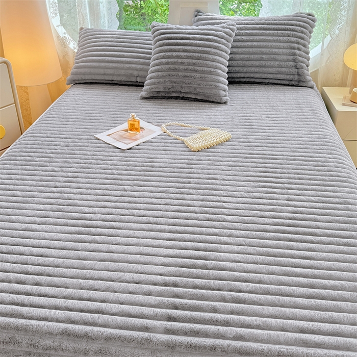 91家纺网 家纺一手货源 找家纺 圣比熊 2025新款兔毛绒床裙法兰绒床垫保护罩牛奶绒床垫法莱绒床单罩-抽条 兔毛绒抽条-烟雨灰