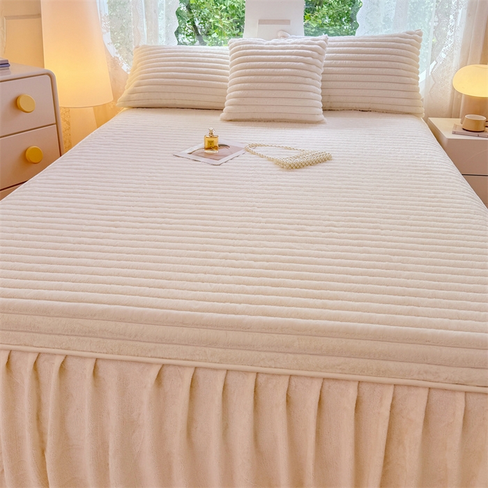 91家纺网 家纺一手货源 找家纺 圣比熊 2025新款兔毛绒床裙法兰绒床垫保护罩牛奶绒床垫法莱绒床单罩-抽条 兔毛绒抽条-晨曦白