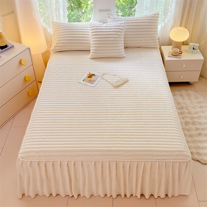 91家纺网 家纺一手货源 找家纺 圣比熊 2025新款兔毛绒床裙法兰绒床垫保护罩牛奶绒床垫法莱绒床单罩-抽条 兔毛绒抽条-晨曦白