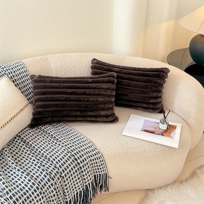 91家纺网 家纺一手货源 找家纺 圣比熊 2025新款兔毛绒抱枕套法兰绒枕套宿舍枕芯套法莱绒30x50枕头套-抽条 兔毛绒抽条-咖啡色