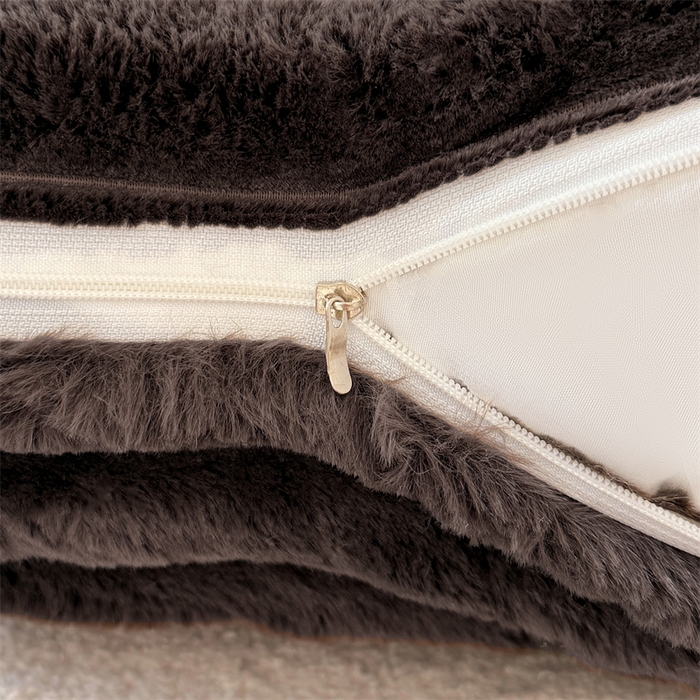 91家纺网 家纺一手货源 找家纺 圣比熊 2025新款兔毛绒抱枕套法兰绒枕套宿舍枕芯套法莱绒30x50枕头套-抽条 兔毛绒抽条-咖啡色