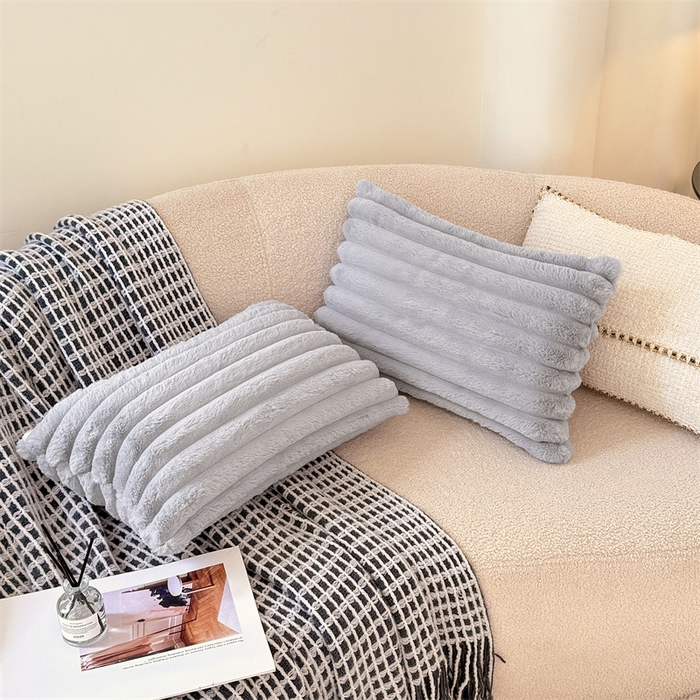 91家纺网 家纺一手货源 找家纺 圣比熊 2025新款兔毛绒抱枕套法兰绒枕套宿舍枕芯套法莱绒30x50枕头套-抽条 兔毛绒抽条-烟雨灰