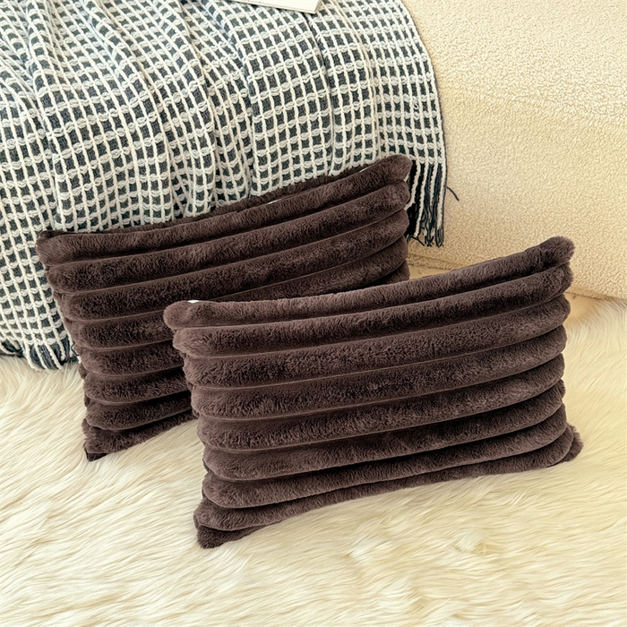 91家纺网 家纺一手货源 找家纺 圣比熊 2025新款兔毛绒抱枕套法兰绒枕套宿舍枕芯套法莱绒30x50枕头套-抽条 兔毛绒抽条-咖啡色