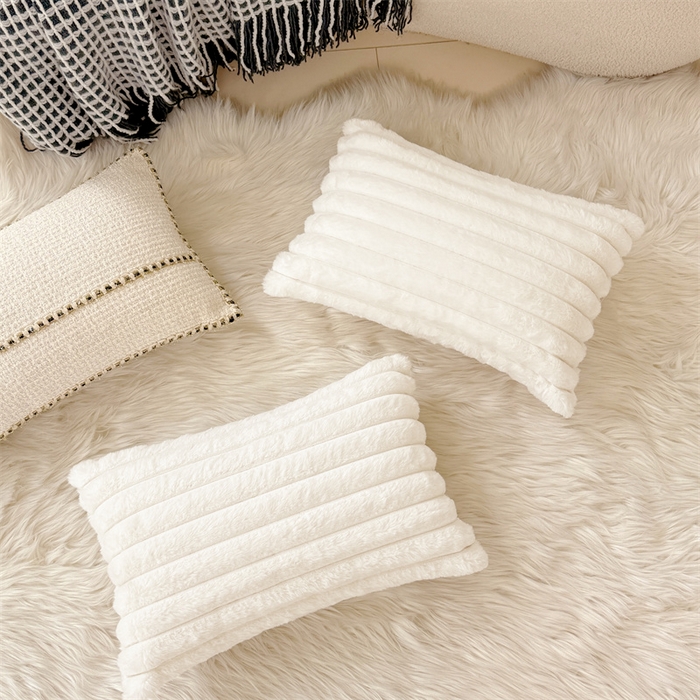 91家纺网 家纺一手货源 找家纺 圣比熊 2025新款兔毛绒抱枕套法兰绒枕套宿舍枕芯套法莱绒30x50枕头套-抽条 兔毛绒抽条-晨曦白