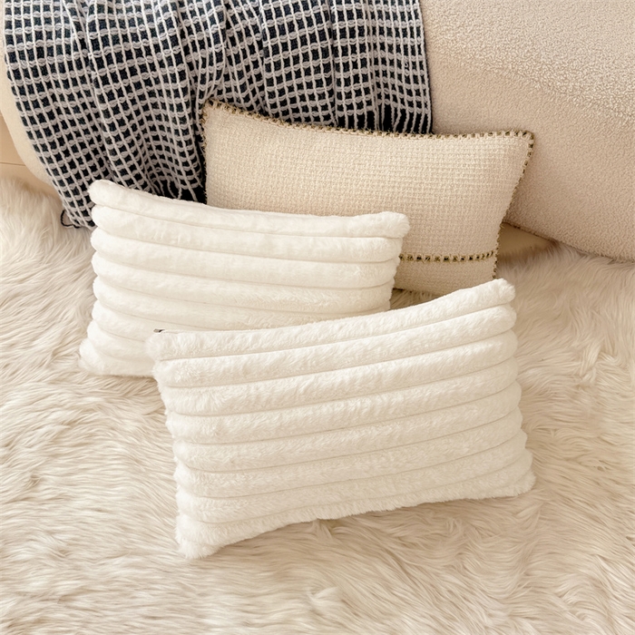 91家纺网 家纺一手货源 找家纺 圣比熊 2025新款兔毛绒抱枕套法兰绒枕套宿舍枕芯套法莱绒30x50枕头套-抽条 兔毛绒抽条-晨曦白