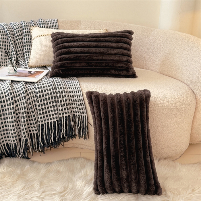 91家纺网 家纺一手货源 找家纺 圣比熊 2025新款兔毛绒抱枕套法兰绒枕套宿舍枕芯套法莱绒30x50枕头套-抽条 兔毛绒抽条-咖啡色