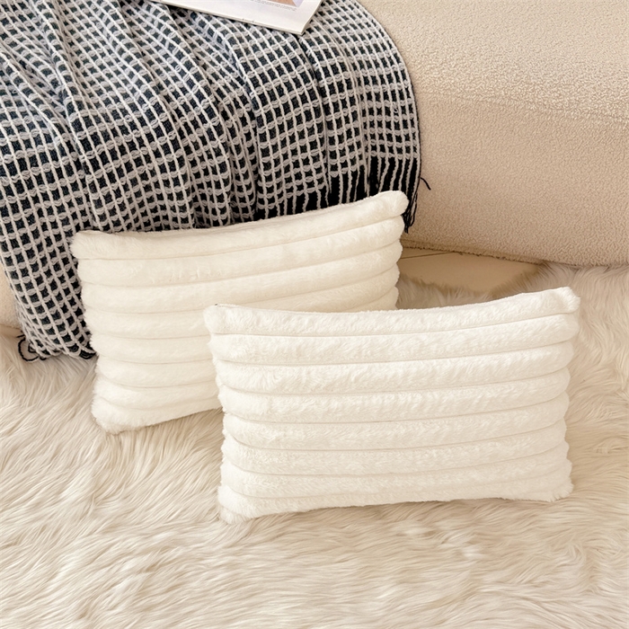 91家纺网 家纺一手货源 找家纺 圣比熊 2025新款兔毛绒抱枕套法兰绒枕套宿舍枕芯套法莱绒30x50枕头套-抽条 兔毛绒抽条-晨曦白