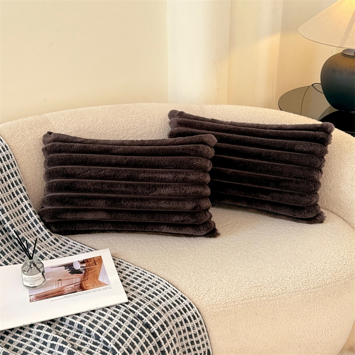 91家纺网 家纺一手货源 找家纺 圣比熊 2025新款兔毛绒抱枕套法兰绒枕套宿舍枕芯套法莱绒30x50枕头套-抽条 兔毛绒抽条-咖啡色