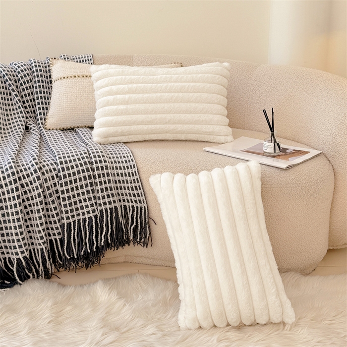 91家纺网 家纺一手货源 找家纺 圣比熊 2025新款兔毛绒抱枕套法兰绒枕套宿舍枕芯套法莱绒30x50枕头套-抽条 兔毛绒抽条-晨曦白