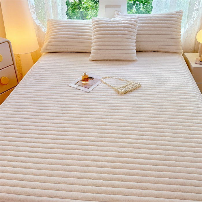 91家纺网 家纺一手货源 找家纺 圣比熊 2025新款兔毛绒床裙法兰绒床垫保护罩牛奶绒床垫法莱绒床单罩-抽条 兔毛绒抽条-晨曦白