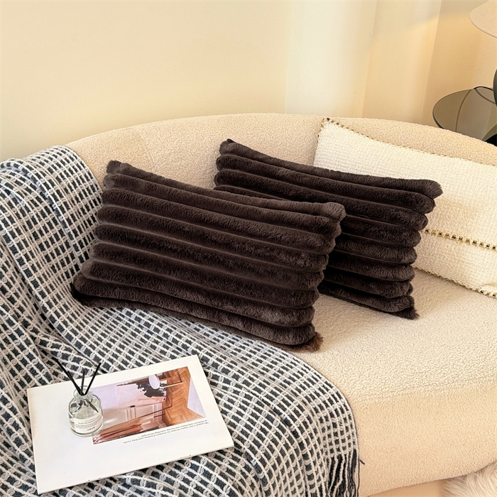 91家纺网 家纺一手货源 找家纺 圣比熊 2025新款兔毛绒抱枕套法兰绒枕套宿舍枕芯套法莱绒30x50枕头套-抽条 兔毛绒抽条-咖啡色