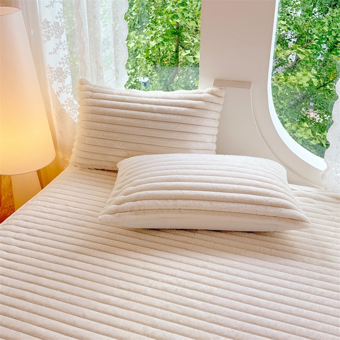 91家纺网 家纺一手货源 找家纺 圣比熊 2025新款兔毛绒床裙法兰绒床垫保护罩牛奶绒床垫法莱绒床单罩-抽条 兔毛绒抽条-晨曦白