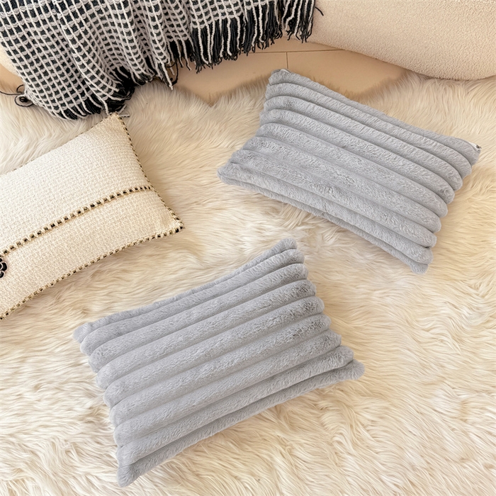 91家纺网 家纺一手货源 找家纺 圣比熊 2025新款兔毛绒抱枕套法兰绒枕套宿舍枕芯套法莱绒30x50枕头套-抽条 兔毛绒抽条-烟雨灰