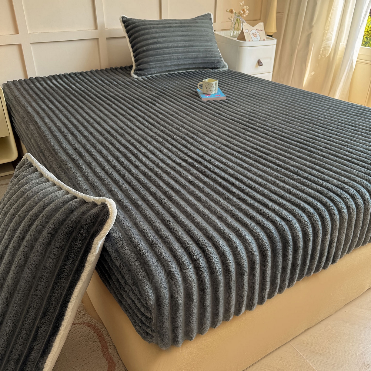 91家纺网 家纺一手货源 找家纺 眠势力 2025新款兔兔绒抽条印花床笠单件冬季兔绒加绒保暖保护套全包防尘床垫罩 高级灰【兔兔绒抽条床笠】