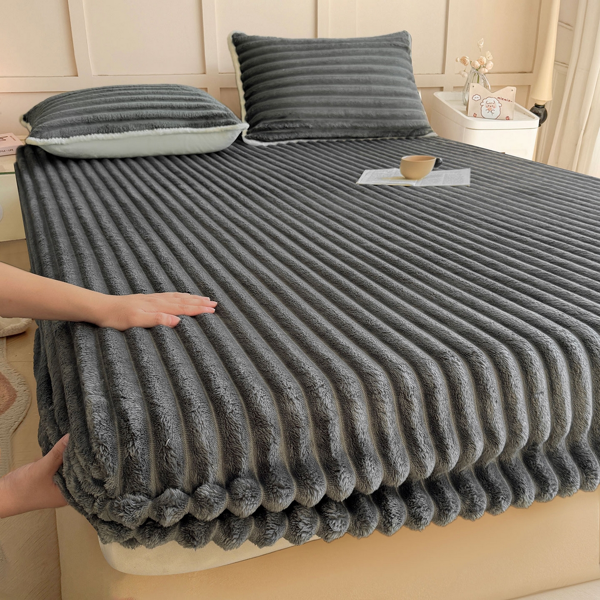 91家纺网 家纺一手货源 找家纺 眠势力 2025新款兔兔绒抽条印花床笠单件冬季兔绒加绒保暖保护套全包防尘床垫罩 高级灰【兔兔绒抽条床笠】