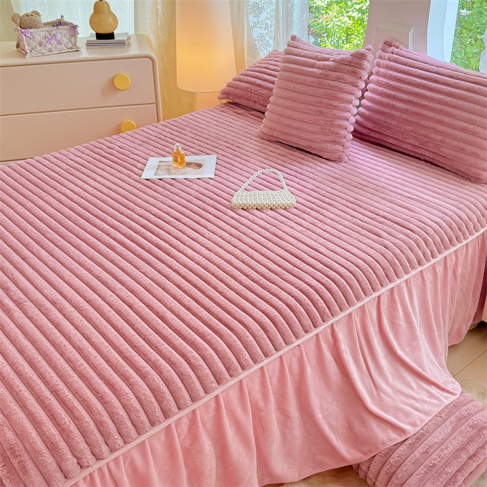 91家纺网 家纺一手货源 找家纺 圣比熊 2025新款兔毛绒床裙法兰绒床垫保护罩牛奶绒床垫法莱绒床单罩-抽条 兔毛绒抽条-云梦粉