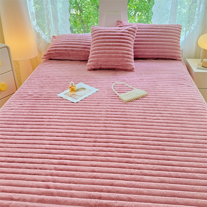 91家纺网 家纺一手货源 找家纺 圣比熊 2025新款兔毛绒床裙法兰绒床垫保护罩牛奶绒床垫法莱绒床单罩-抽条 兔毛绒抽条-云梦粉