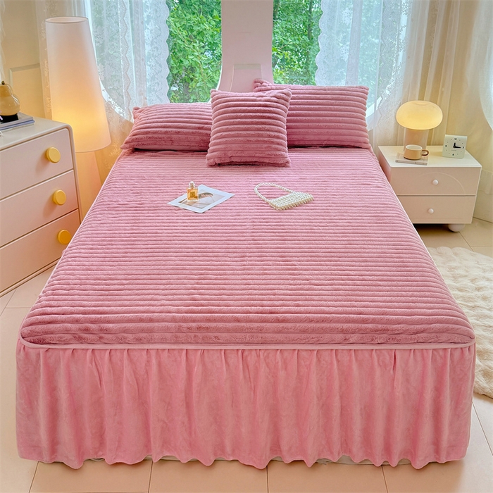 91家纺网 家纺一手货源 找家纺 圣比熊 2025新款兔毛绒床裙法兰绒床垫保护罩牛奶绒床垫法莱绒床单罩-抽条 兔毛绒抽条-云梦粉