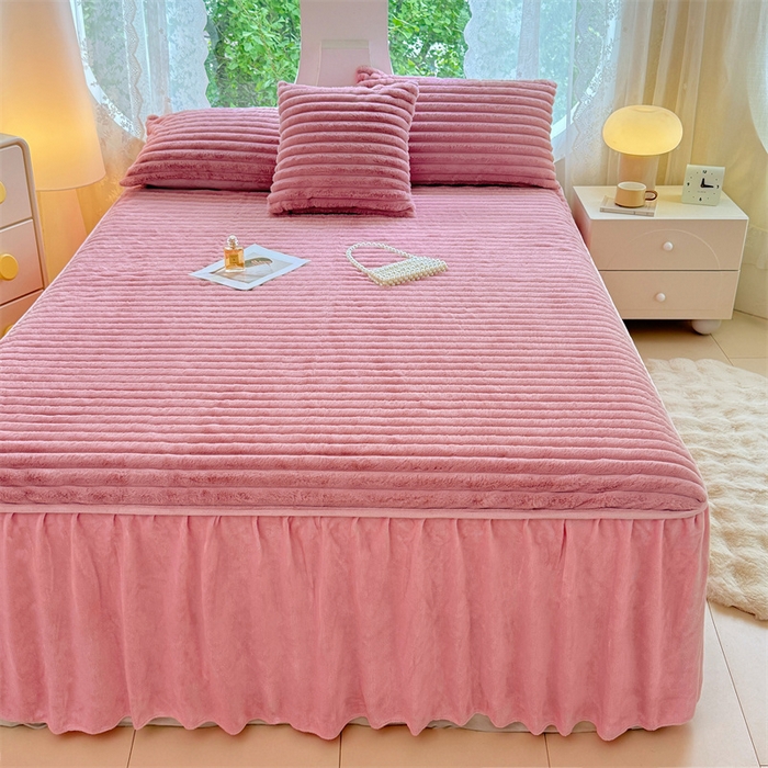 91家纺网 家纺一手货源 找家纺 圣比熊 2025新款兔毛绒床裙法兰绒床垫保护罩牛奶绒床垫法莱绒床单罩-抽条 兔毛绒抽条-云梦粉