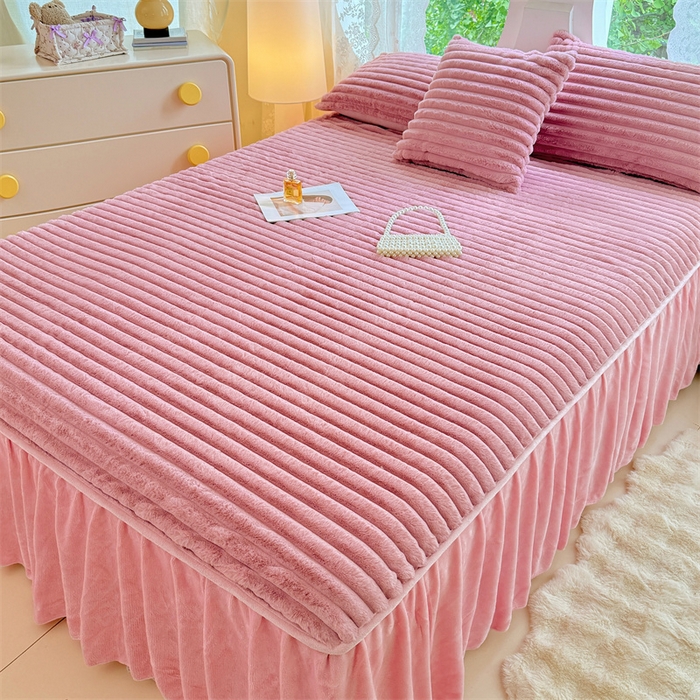 91家纺网 家纺一手货源 找家纺 圣比熊 2025新款兔毛绒床裙法兰绒床垫保护罩牛奶绒床垫法莱绒床单罩-抽条 兔毛绒抽条-云梦粉