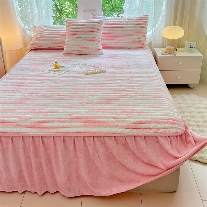 91家纺网 家纺一手货源 找家纺 圣比熊 2025新款兔毛绒床裙法兰绒床垫保护罩牛奶绒床垫法莱绒床单罩-抽条 兔毛绒抽条-梦幻樱粉